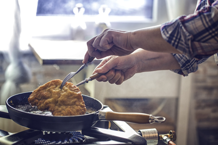 Rántott húst sütő férfikéz