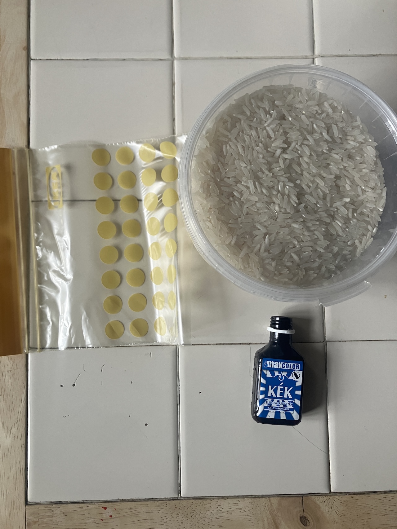 Rizs, ételfesték és egy tasak