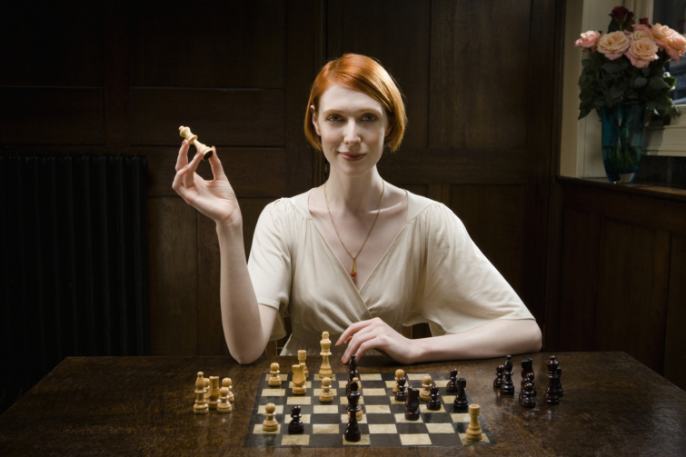 fiatal nő sakkozik