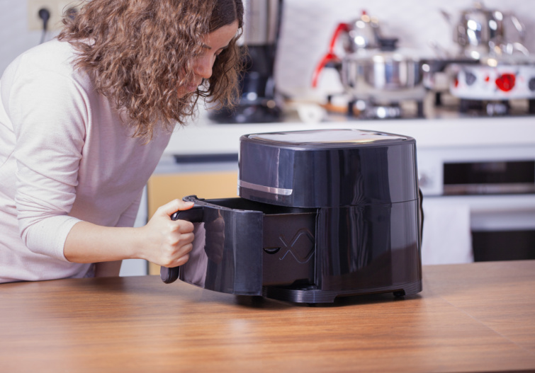 Tényleg betiltják az air fryert Startlap Vásárlás Fiatal nő air fryer használata közben