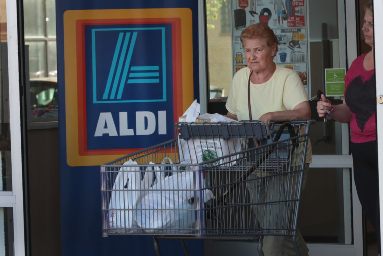 veszteséges az Aldi Startlap Vásárlás Idős nő távozik az Aldi egyik üzletéből egy bevásárlókocsival
