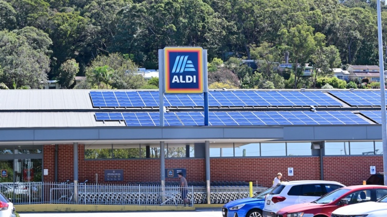 Az Aldi egyik ausztrál üzletének látképe, a tetőn napelemek láthatóak