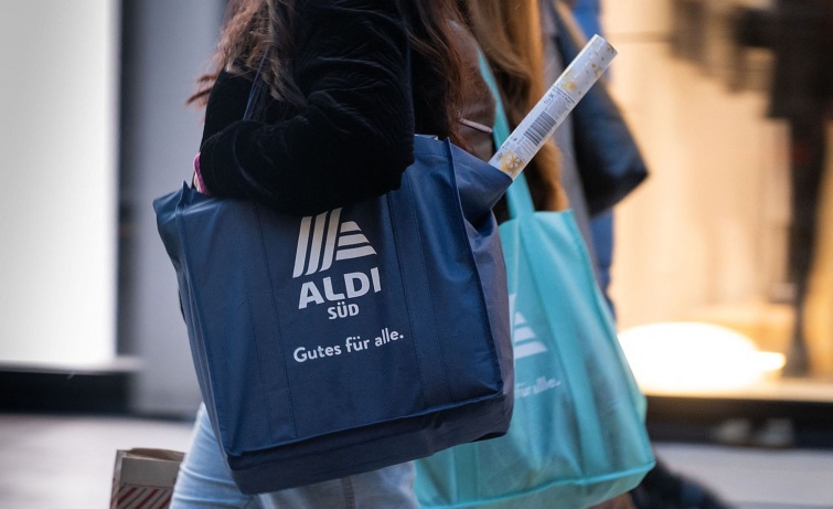 Aldi logoós szatyor egy nő vállán