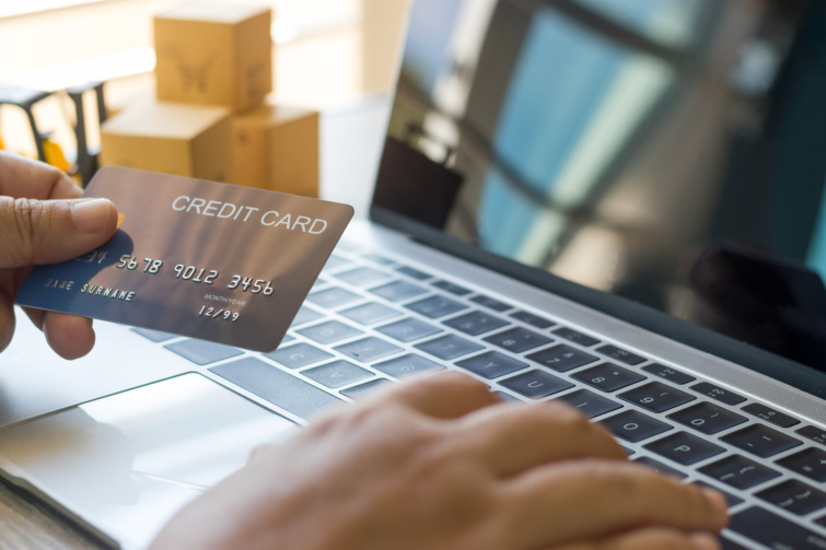 Online pénzt utaló férfikéz laptoppal
