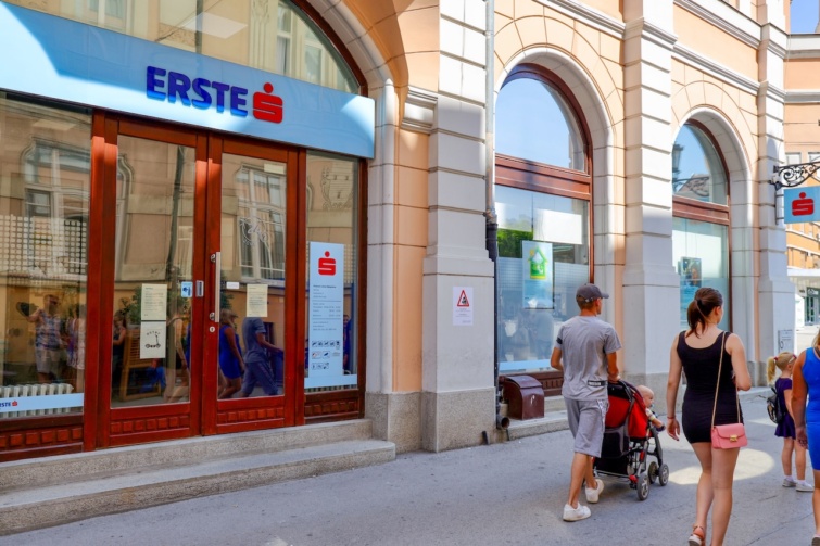Emberek sétálnak az Erste egyik fiókja előtt