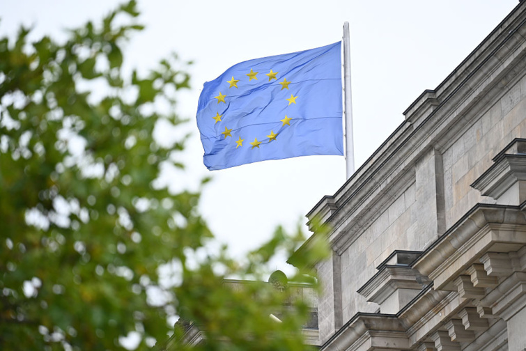 Európai Unió PFASszabályozás Startlap Vásárlás uniós zászló Berlinben