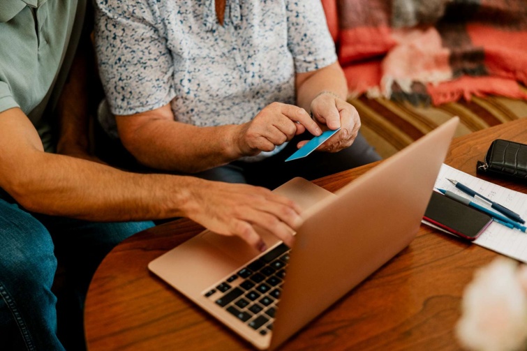 online utaló férfi és nő laptoppal