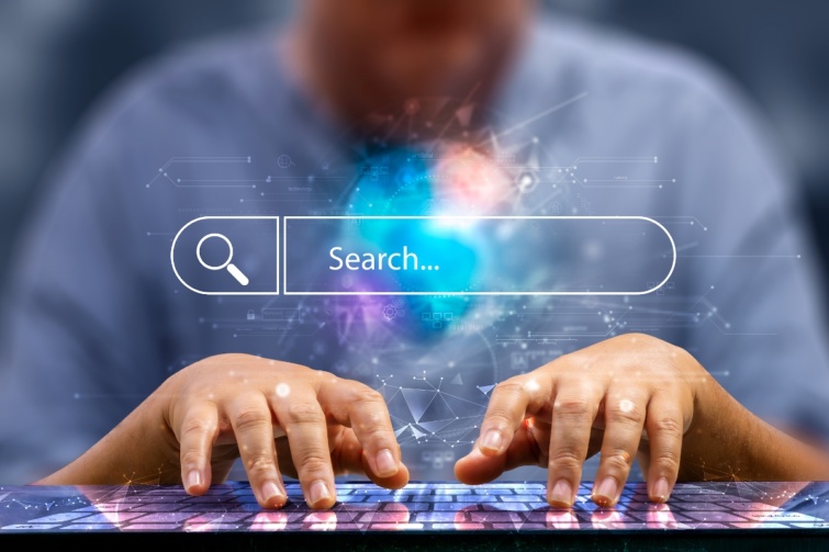 googlekeresesszamitogep Startlap Vásárlás Egy férfi gépel egy számítógép billentyűzetén