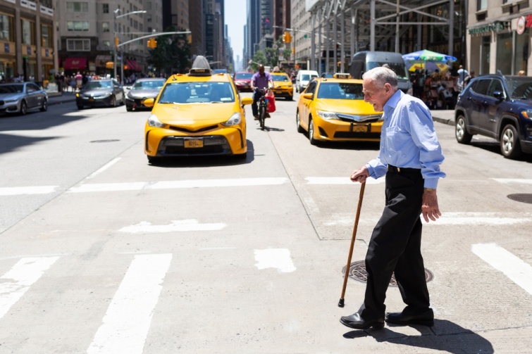 Idős férfi megy át a zebrán New Yorkban