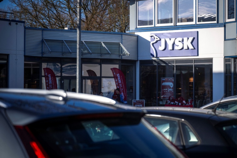 Parkoló autók a Jysk bútoráruház előtt.