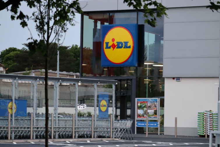 lidl Startlap Vásárlás A Lidl egyik áruháza, előtte bevásárlókocsik