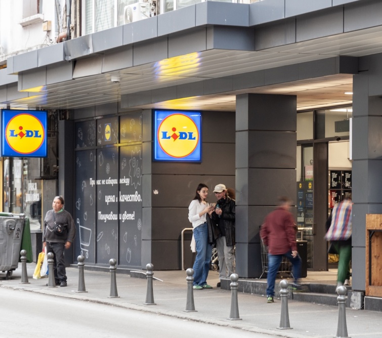Lidl legjobb akció Startlap Vásárlás Vásárlók egy Lidl-üzlet előtt