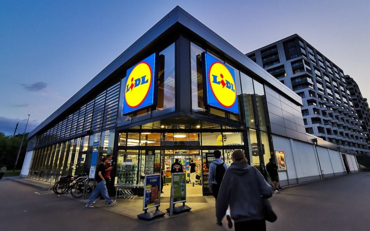 Economy And Business In Poland Startlap Vásárlás Egy Lidl boltba vásárlók lépnek be szürkületben vagy hajnalban.