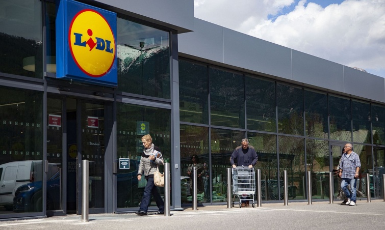 LIDLSUPERMARKETBRANDSTORE Startlap Vásárlás Vásárlók egy Lidl bejáratánál