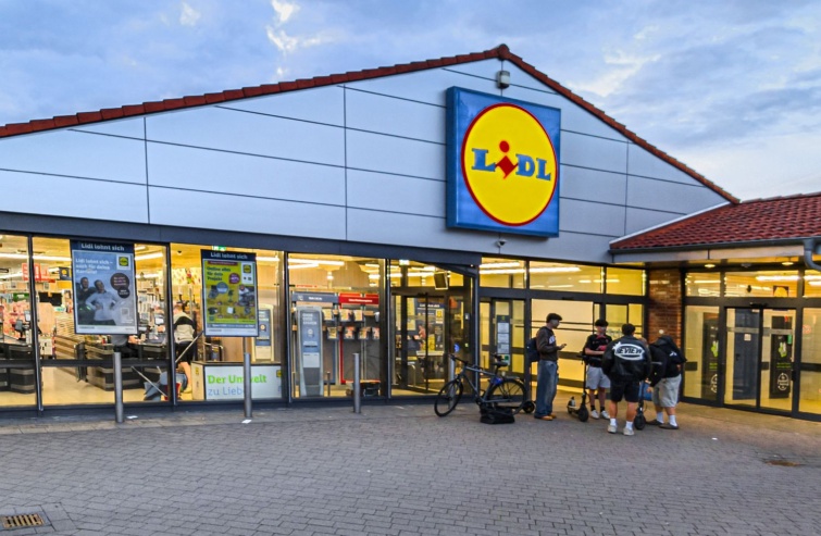 LIDL supermarket Startlap Vásárlás Fiatal vásárlók egy Lidl előtt