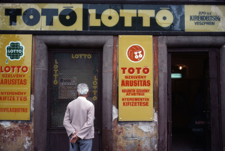Idős férfi áll a lottózó előtt 1989-ben