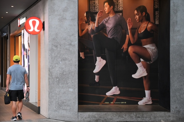 Lululemon Budapesten Startlap Vásárlás A Lululemon egyik üzlete mellett sétál egy vásárló