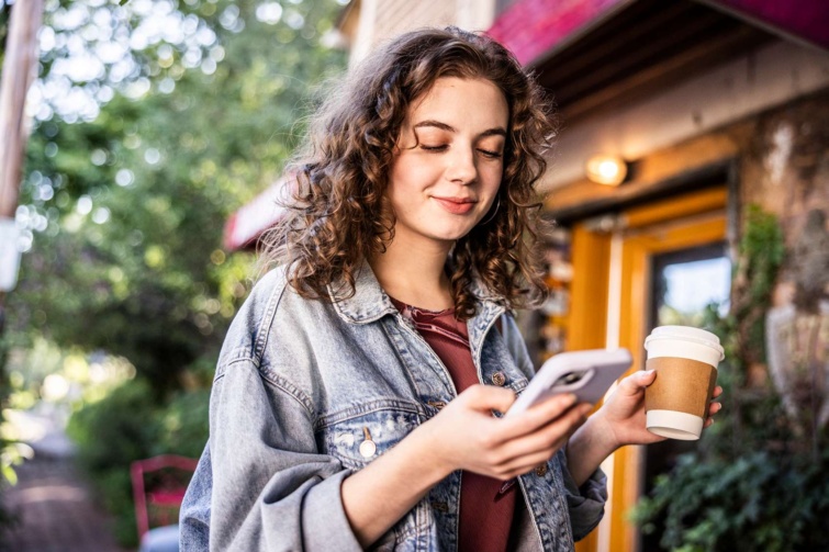 mobil 711zon Startlap Vásárlás telefonozó göndör hajú lány