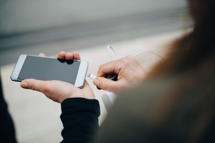 mobiltelefon Startlap Vásárlás telefont töltő kéz