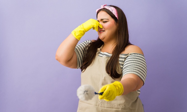 Curvy woman holding toilet brush disgusted by bad smell Startlap Vásárlás Fiatal nő befogott orral, kezében egy vécékefével.