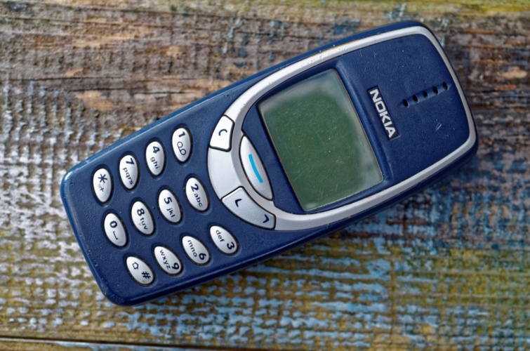 Egy Nokia 3310-es telefon az asztalon