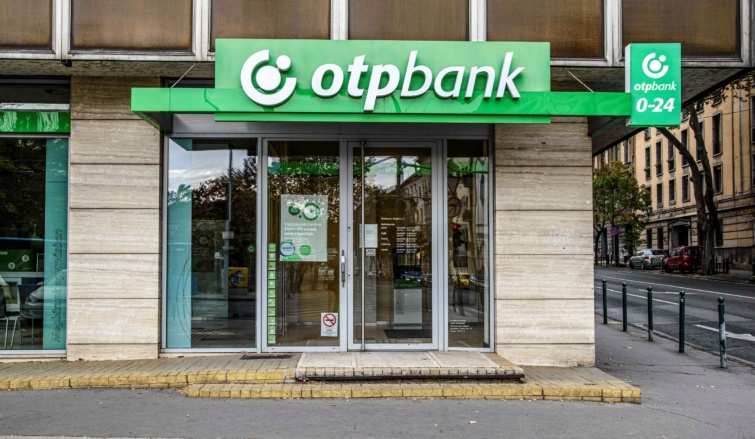 Az Országos Takarékpénztár (OTP) bankfiókja az 1967-ben felépült OTP 14 emeletes 86 lakásos toronyház földszintjén a főváros I. kerületében, az Alagút utca és Attila út találkozásánál.