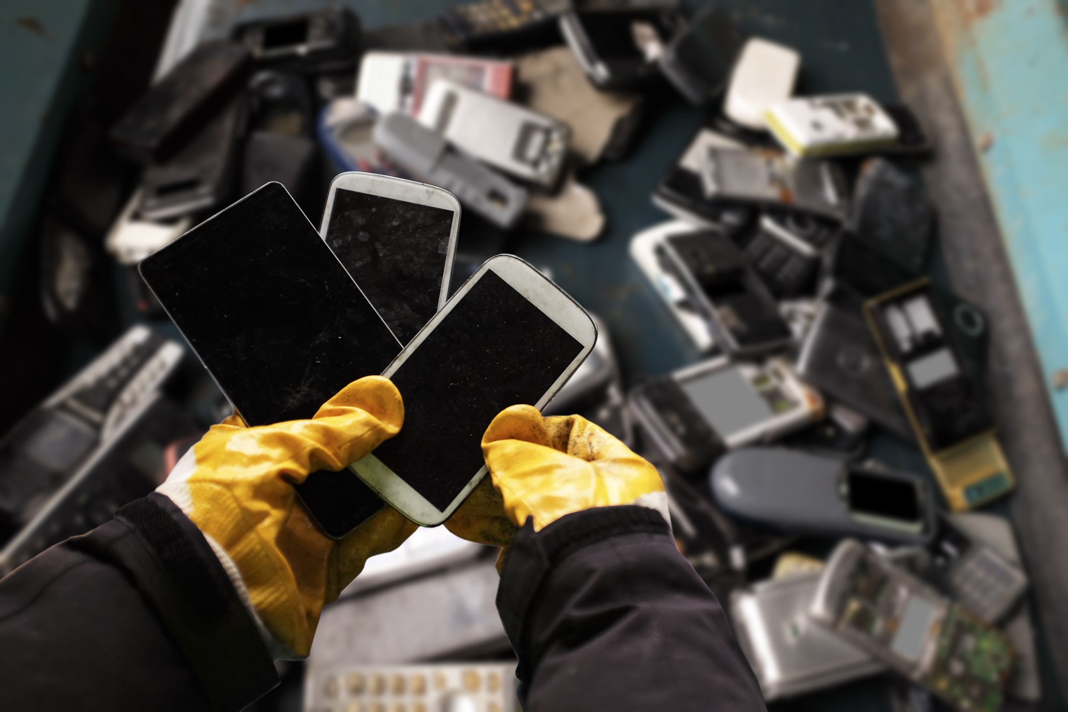 Egy tonna régi mobiltelefonban több arany van, mint egy tonna aranyércben