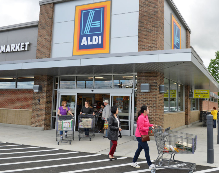 legjobb akció az Aldiban Startlap Vásárlás Vásárlók távoznak az Aldi egyik üzletéből gurulós bevásárlókocsival