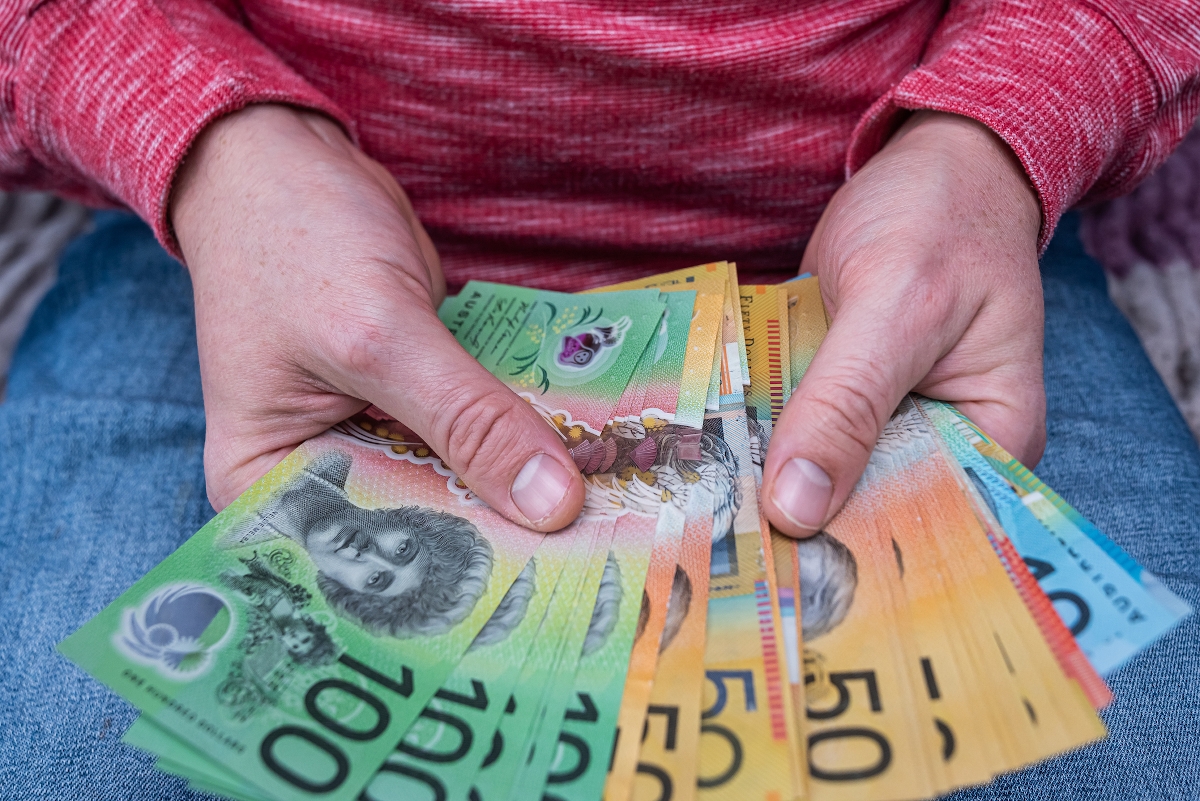 ausztraldollar Startlap Vásárlás Egy férfi kezében polimer alapú ausztrál dollár
