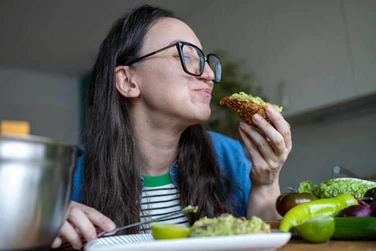 avokado11zon Startlap Vásárlás avokádós pirítóst fogyasztó nő