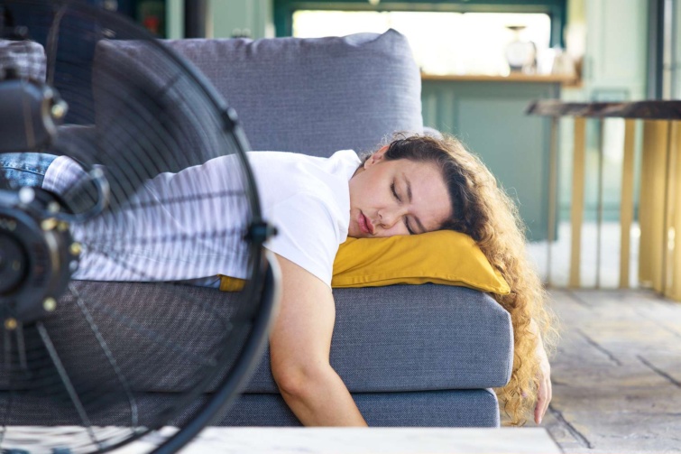 hoseg ventilator11zon Startlap Vásárlás hőségben pihenő nő