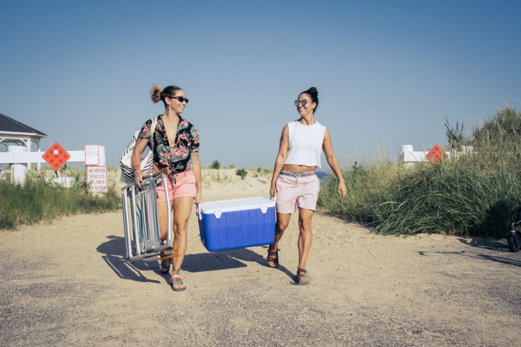 hutotaska11zon Startlap Vásárlás hűtőtáskát cipelő lányok a strandon