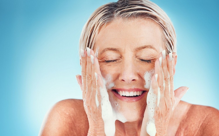 Face cleaning and senior woman washing skin and water splash for wellness beauty and skincare in a studio Beauty splash facial and elderly wellness model happy smile and relax with soap product Startlap Vásárlás Idős nő arcot mos szappannal.