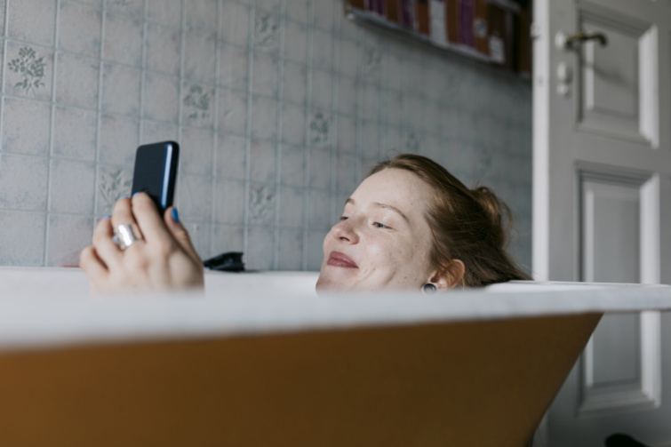 Elhagyják a felhasználók a Googlet Startlap Vásárlás Fiatal nő kádban telefont nézeget