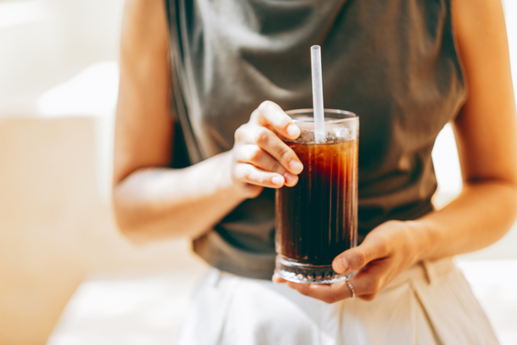 kola Startlap Vásárlás hideg kólát tartó női kéz