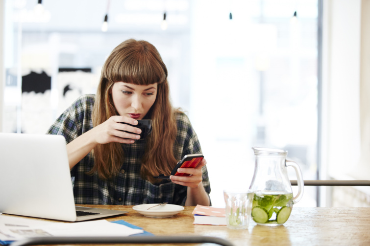 Android kék pötty a kijelzőn Startlap Vásárlás Fiatal nő kávézik, és közben a telefonját nézi