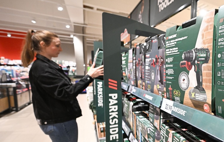 In the supermarket Startlap Vásárlás Egy fiatal nő egy Parkside-terméket néz a boltban.