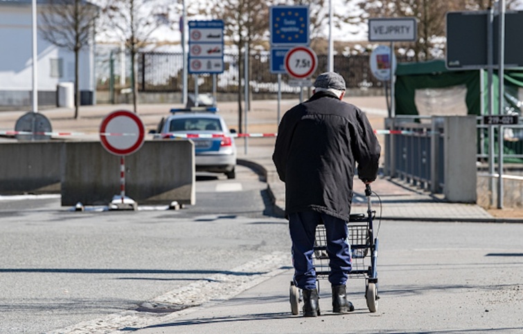 Egy idős férfi sétál járókerettel az utcán
