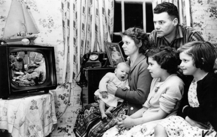 Okostévé megfigyelés Startlap Vásárlás Család tévét néz a hatvanas években