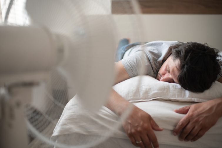 ventilátor előtt alvó férfi