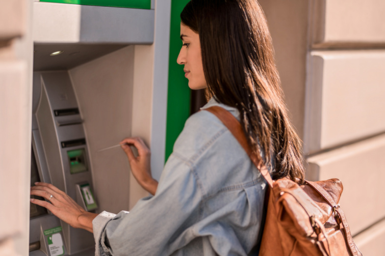 bank Startlap Vásárlás bankautomatát használó fiatal nő