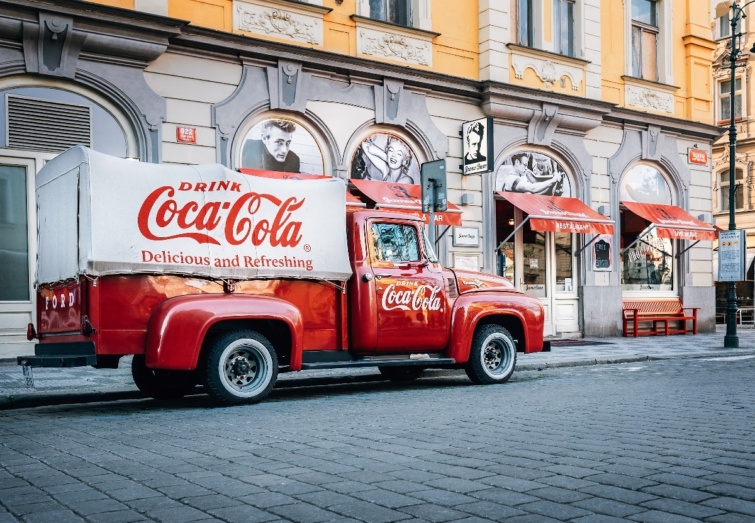 cocacola Startlap Vásárlás Coca-Cola színeire fújt teherautó