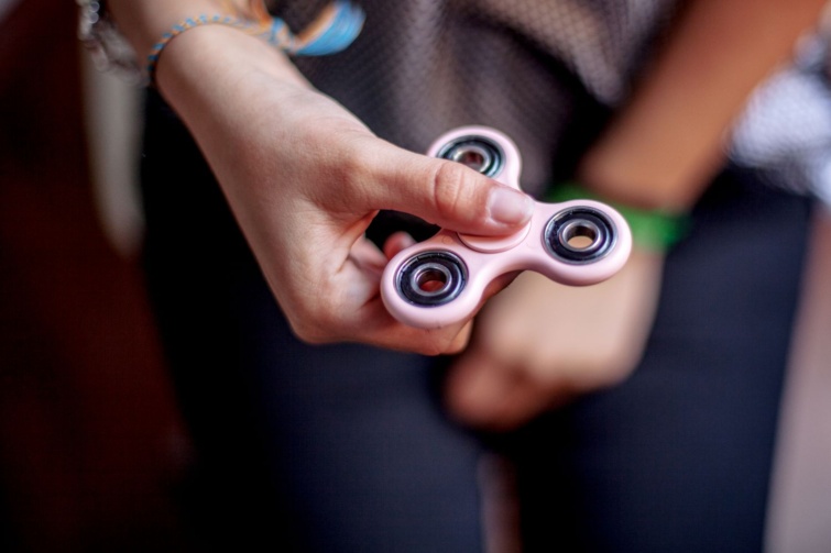 fidget spinner Startlap Vásárlás Képen a biztonságos alternatíva, a fidget spinner. A kép demonstrálja a helyes tartást: Ujjaink közé csípjük a jákot, amit csak pörgetni kell.