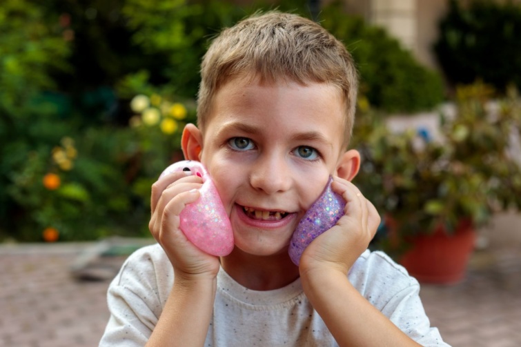 gyerek squishy Startlap Vásárlás Mosolygós kisgyerek játszik 2 squishy játékkal.
