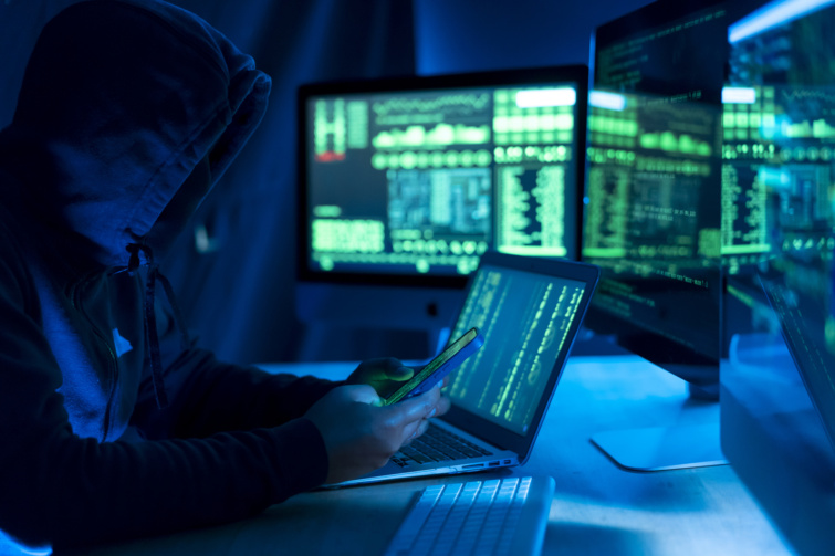 hackermonitor Startlap Vásárlás Egy hacker ül a számítógép előtt