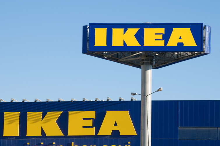 IKEA Startlap Vásárlás ikea logó az üzlet előtt