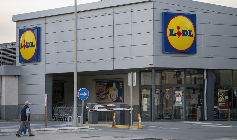 Pedestrians walk past the German international discount Startlap Vásárlás Gyalogosok tartanak egy Lidl bejárata felé.