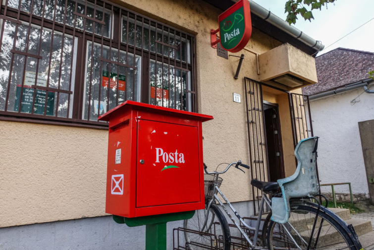 Postaláda egy Posta előtt