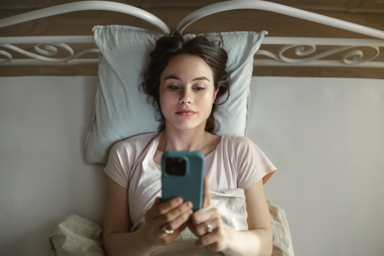 mobil Startlap Vásárlás ágyban telefonozó nő