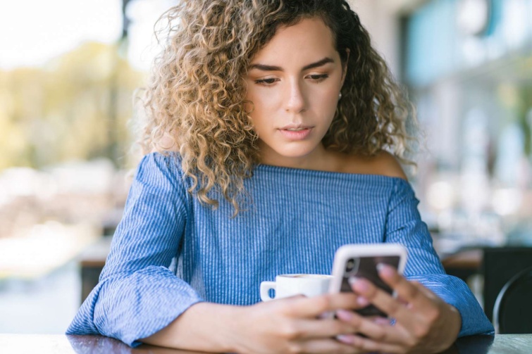 mobil internet11zon Startlap Vásárlás mobilozó fiatal nő